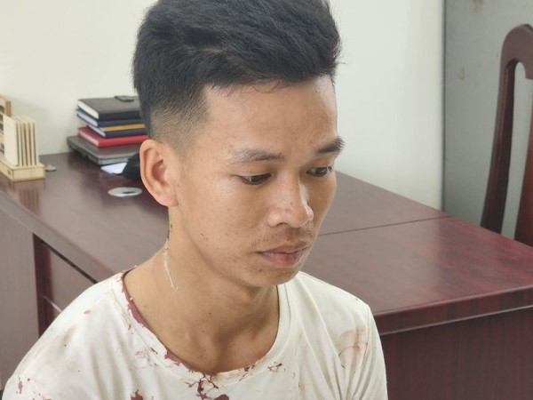 Bị nhắn tin đòi chia tay, nam đầu bếp dùng dao chém bạn gái như chặt thịt ngay giữa chợ