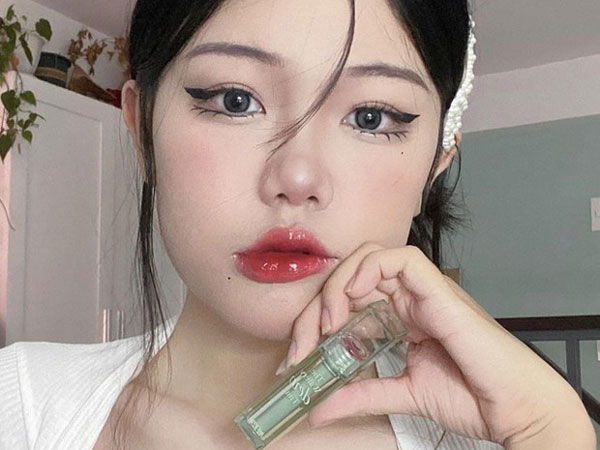 Có những màu son bình thường rất 'hot' nhưng bạn không nên diện khi đi học