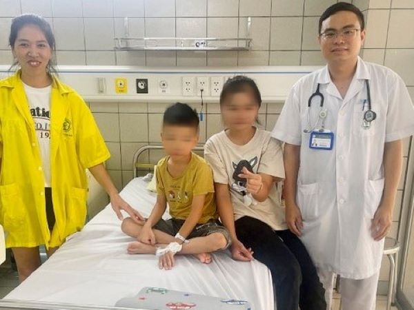 Chị gái 11 tuổi thổi ngạt, ép tim cứu em trai bị đuối nước