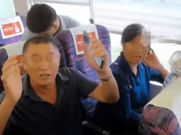 Yêu cầu trả lại chỗ ngồi của mình, cô gái bị hai người già mắng té tát, ngang ngược đến mức ai nghe cũng tức