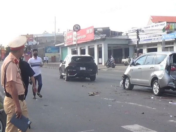 Tai nạn liên hoàn 3 ô tô trên quốc lộ, người phụ nữ sang đường bị tông tử vong