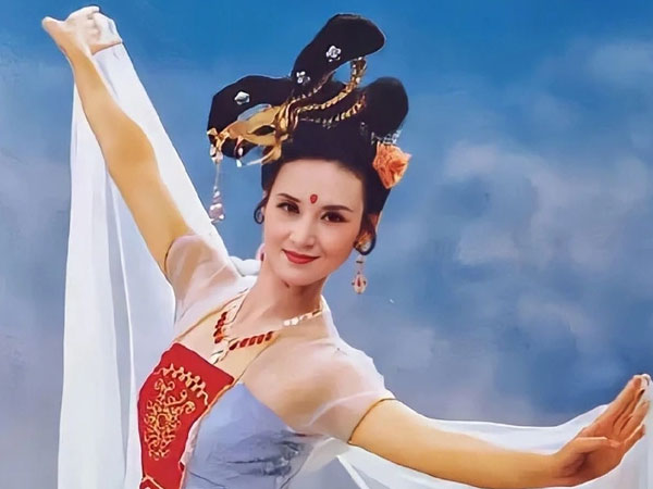 Hằng Nga đẹp bậc nhất màn ảnh: Tuổi U70 nhan sắc vẫn kiều diễm khó tin, là doanh nhân giàu có, bí ẩn