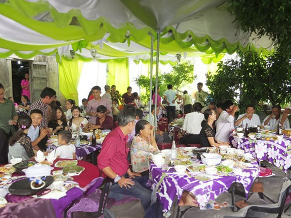Hàng trăm thực khách đau bụng, tiêu chảy sau bữa tiệc cưới