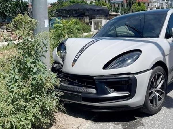 Ai lái chiếc Porsche không biển số tông cột đèn ở Hưng Yên?