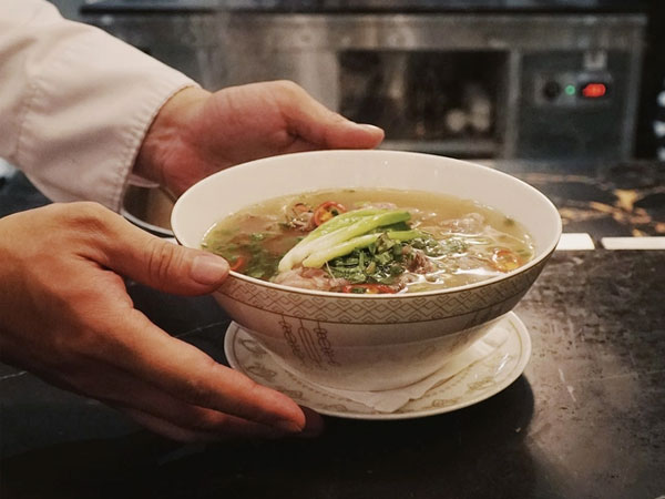 Cầm nửa triệu đi ăn bánh mì và món phở 'húp đến giọt cuối cùng' tại khách sạn Capella