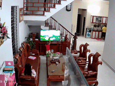 Mẹ đột nhiên ngã khuỵu ngất xỉu, con trai nhỏ có hành động 'nhói lòng'