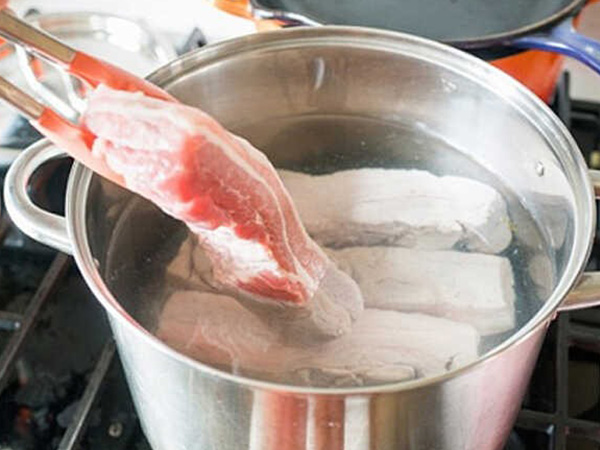 Có nên chần thịt qua nước sôi trước khi chế biến?