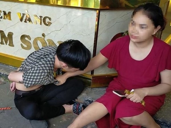 Vào tiệm vàng 'mở hàng', nam thanh niên xin đeo thử lắc vàng rồi bỏ chạy