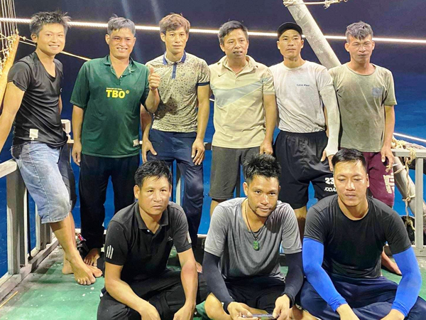 Nhóm ngư dân Thanh Hóa kịp thời cứu 8 người gặp nạn trên biển