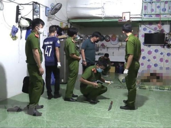 Xông vào nhà vợ cũ đánh ghen, đâm tình địch trọng thương