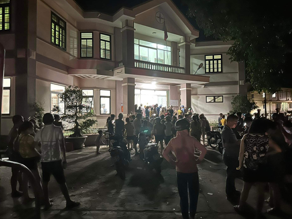 Nghi bị 'trộm' thông tin cá nhân, hàng trăm người kéo đến trụ sở điện lực