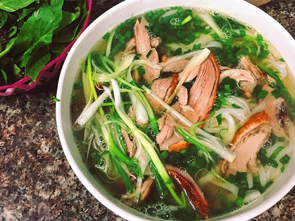 Phở vịt quay - bữa sáng đổi vị ở Hà Nội