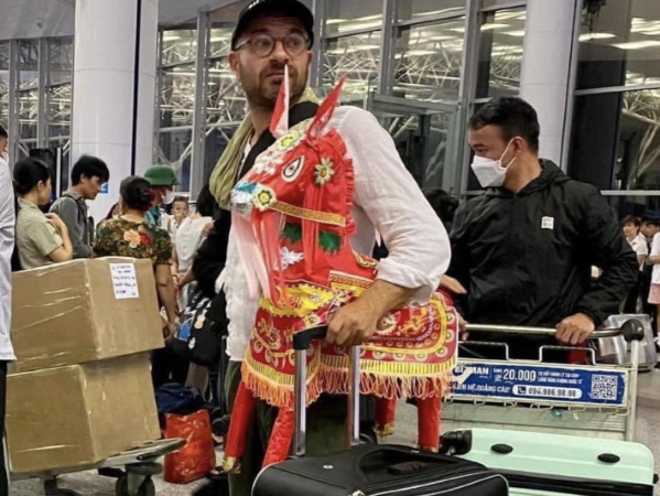 Khách Tây bất ngờ nhận món quà ngựa giấy từ người Việt