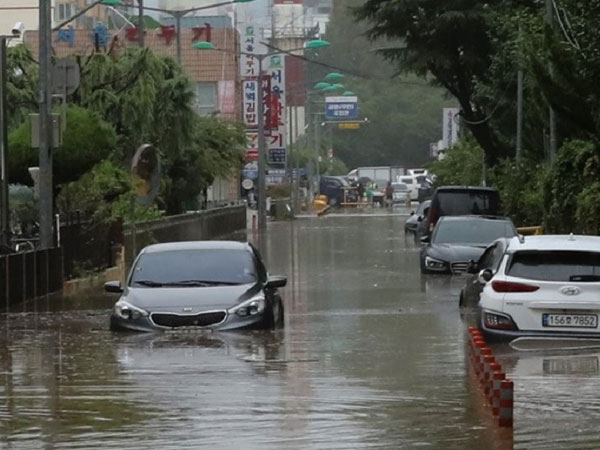 Bão mạnh đổ bộ Hàn Quốc, nhiều thành phố chìm trong biển nước