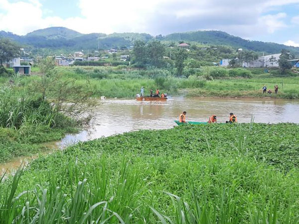 Hậu quả không lường trước khi bé trai 7 tuổi bơi qua sông về nhà