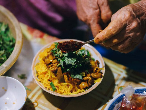 Về Huế thưởng thức món bún xào dân dã, là kí ức tuổi thơ của bao người nơi cố đô