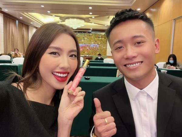 Cùng tham gia thiện nguyện, Quang Linh Vlogs và hoa hậu có thái độ lạ