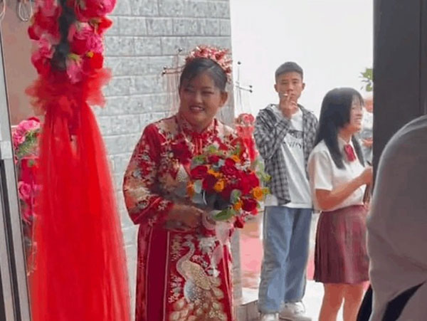 Cô dâu cầm hoa đến đón chú rể, nhà trai ôm con khóc nức nở không nỡ gả đi