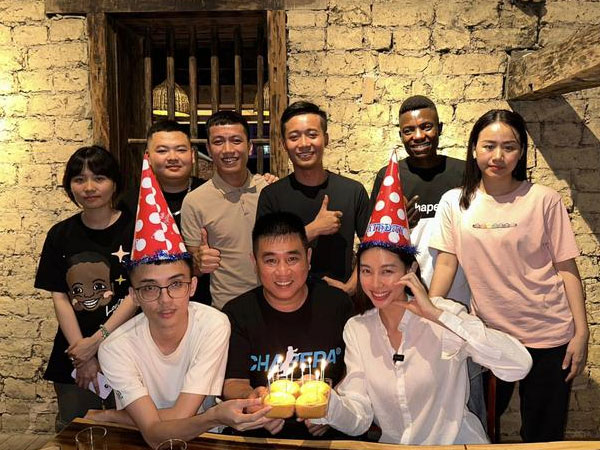 Hoa hậu Thuỳ Tiên được Quang Linh Vlogs tổ chức sinh nhật