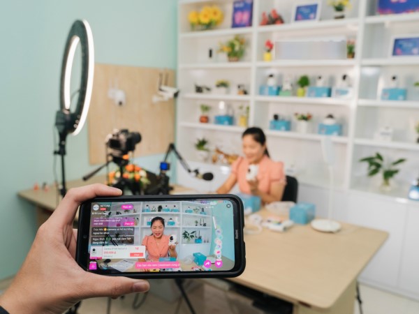 Mẹ chồng 'bóc lịch' 2 năm chỉ vì con dâu livestream khoe nhà cửa hoành tráng