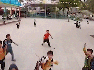 Nam sinh tung đòn 'hiểm' khi phát hiện máy bay lượn trong sân trường