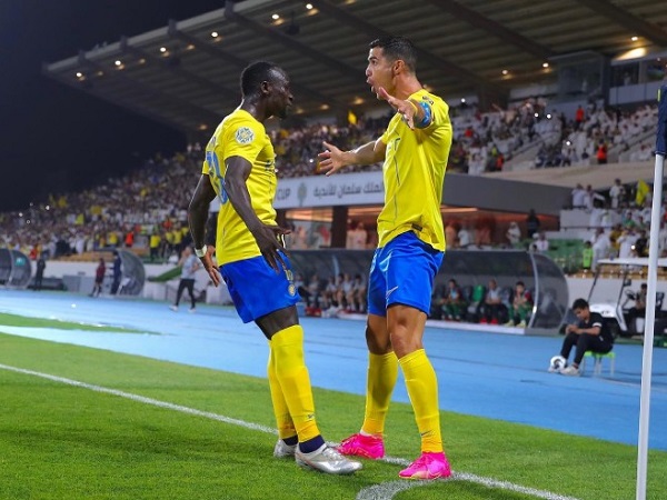 Giúp Al Nassr vào chung kết 'Cúp C1 Ả Rập', Ronaldo cân bằng thành tích của Messi, vượt mặt Benzema