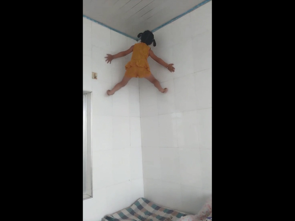 'Choáng' với bé gái có thể leo lên tường thoăn thoắt như người nhện
