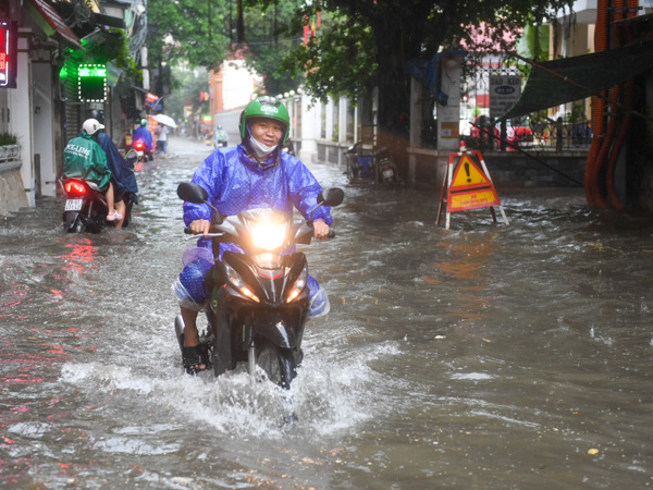 Khu dân cư Hà Nội bị ngập sâu sau trận mưa giữa trưa