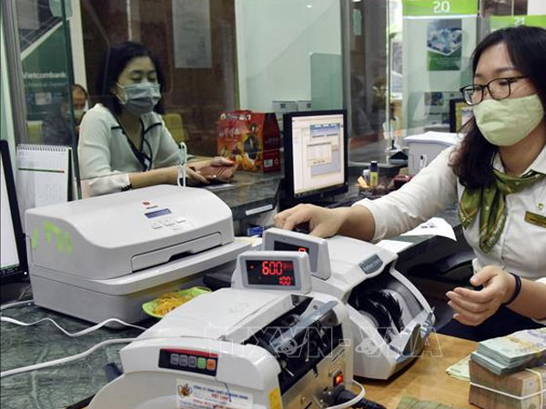 Nhiều ngân hàng đồng loạt giảm lãi suất cho vay khách hàng