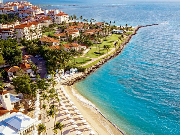 Cuộc sống ở hòn đảo đắt nhất thế giới, chỉ đến được bằng du thuyền, trực thăng