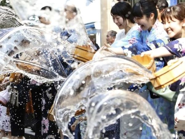 Biện pháp tránh nóng độc lạ của người Nhật: Ăn cay, té nước và mặc đồ rộng thùng thình