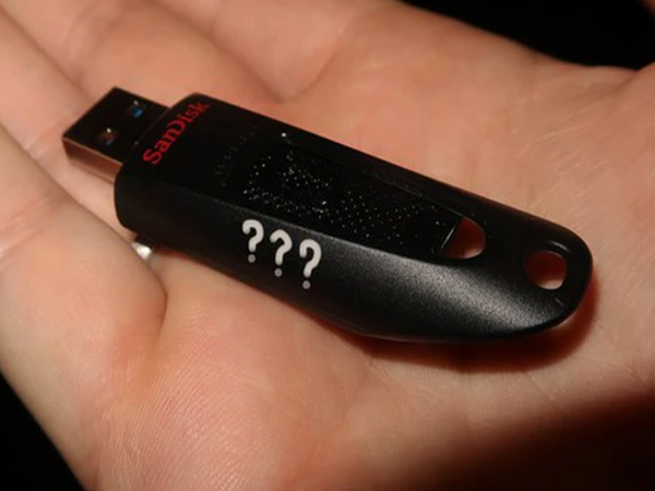 Nhặt được USB lạ đánh rơi trên đường, tò mò cắm thử vào máy tính: Thứ bên trong là điều không ai nghĩ tới