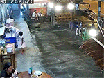 Xe bán tải mất lái lao thẳng vào quán thịt nướng vì tài xế ngủ gật