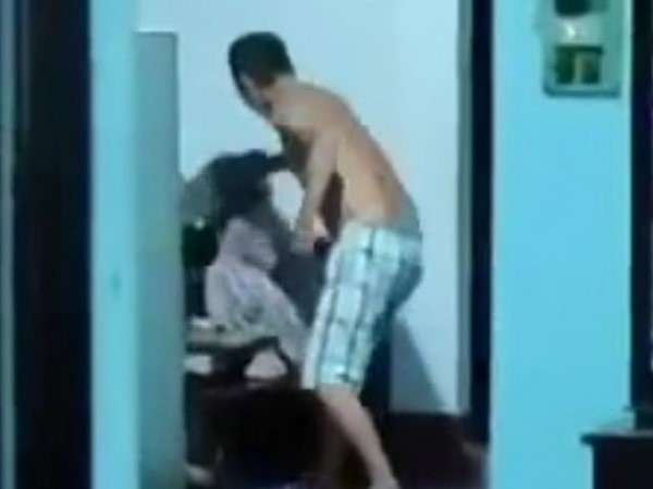 Bà cụ 81 tuổi không chịu ăn cháo, bị con trai hành hung gây bức xúc