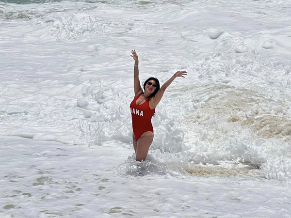 'Biểu tượng sexy' Y Phụng 44 tuổi tự tin diện áo tắm dù vóc dáng đẫy đà