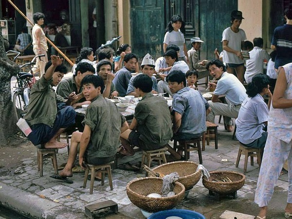 Ảnh độc: Kỳ thú ẩm thực vỉa hè Hà Nội năm 1991-1992