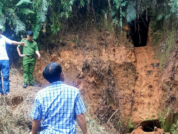 Bất thường khu đất bên trong có nhiều người làm chuyện mờ ám dưới hầm sâu