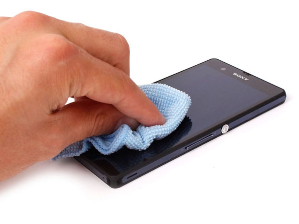 4 cách vệ sinh màn hình smartphone chuẩn nhất để hết sạch vết vân tay, bụi bẩn