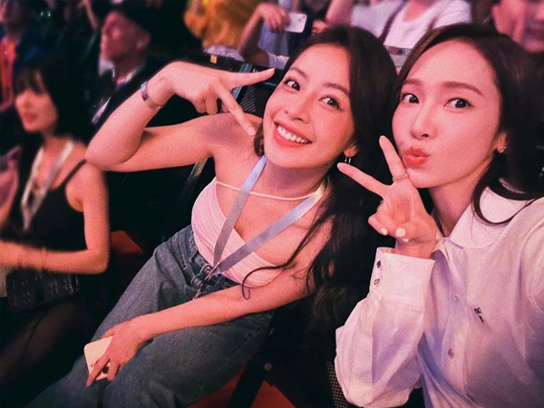 Chi Pu đọ sắc cùng Jessica, ngồi cạnh nhau xem hoà nhạc của Amber Liu