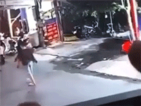 Clip: Đang cùng con đi chơi trên phố, ông bố bị người đàn ông cầm tuýp vụt thẳng vào đầu