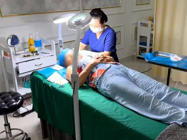 Nữ lao công của thẩm mỹ viện trực tiếp phẫu thuật cho khách