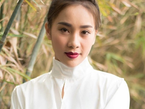 Nữ ca sĩ xinh đẹp phát hiện camera giấu kín trong phòng tắm khách sạn