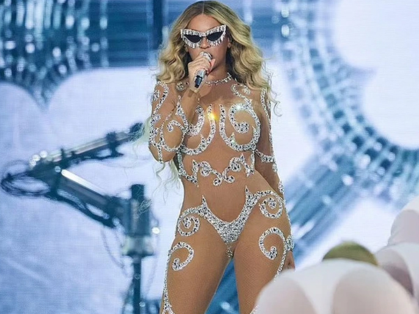'Ong chúa' Beyoncé mặc như không trên sân khấu