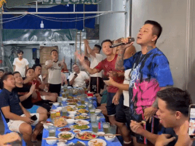 Tuấn Hưng hát tại quán nhậu, ghi điểm với hành động dành cho người bán hàng rong