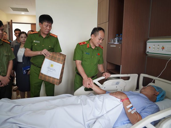 Tình hình sức khoẻ của thiếu tá bị kẻ bắt cóc bé trai 7 tuổi đòi 15 tỷ đồng tiền chuộc bắn thương tích