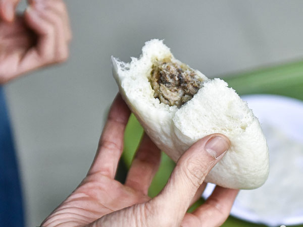 Bánh bao vỏ xù xì, cái vuông cái méo, 33 năm đắt khách ở Hà Nội