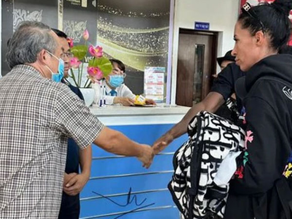 Bầu Đức ra sân bay tiễn vợ Paollo, thi thể ngoại binh HAGL tử nạn sắp được đưa về Bồ Đào Nha