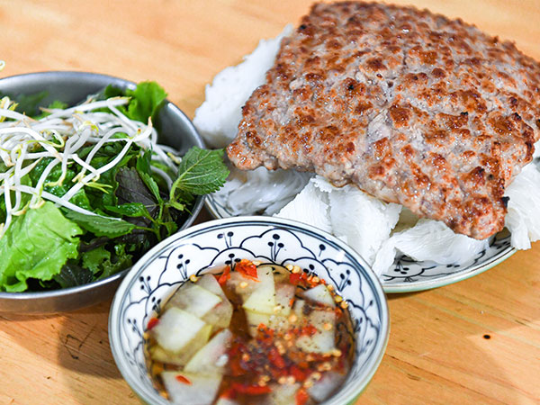 Bún chả một miếng thịt 50.000 đồng không ai chê đắt, ngày bán 400 suất ở Hà Nội