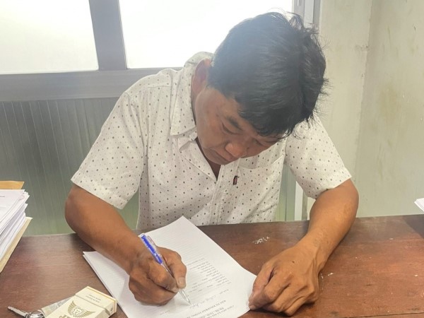 Gã lành lặn nhưng chuyên rình người khuyết tật bán vé số để cướp