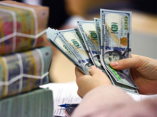 Giá USD ngân hàng liên tục tăng, vượt mốc 24.000 đồng